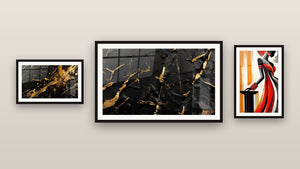 Mur de galerie avec trois tableaux encadrés, dont La Dame en Rouge et Noir