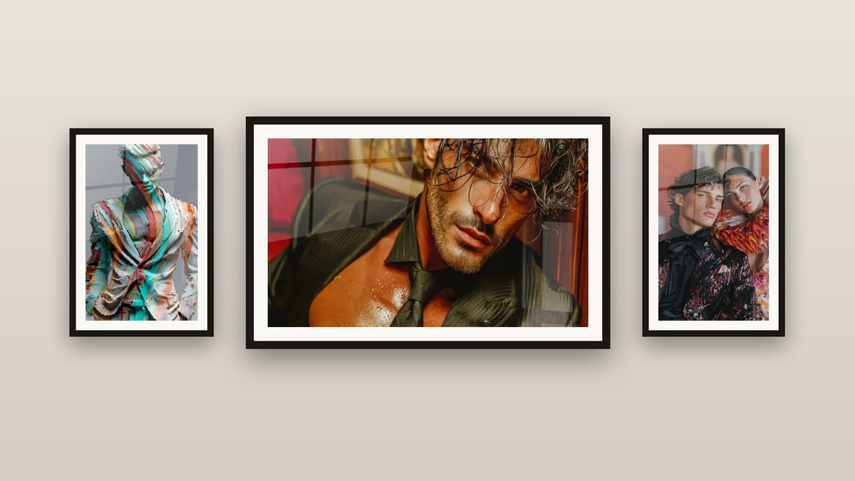 Mur de galerie avec trois tableaux encadrés : Portrait Contemporain, Portrait Viril et Art Portrait