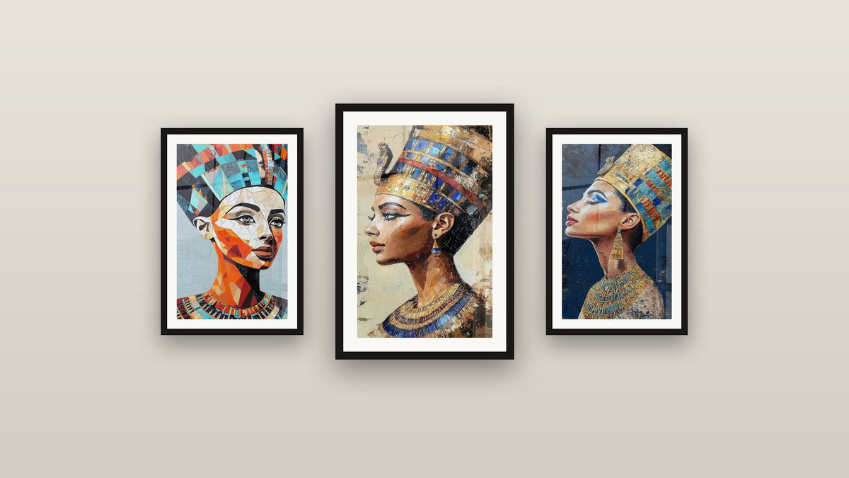 Mur de galerie avec trois tableaux encadrés, dont Néfertiti Grâce des pyramides et Néfertiti Beauté du désert