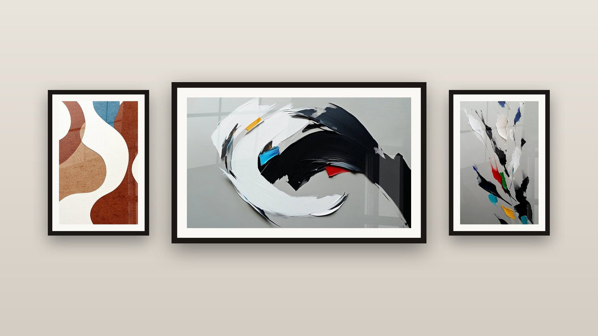 Pared de galería con tres cuadros enmarcados: Abstracto dinámico, Plumas abstracto y Formas orgánicas abstractas