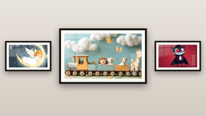 Galerijwand met drie ingelijste schilderijen, waaronder Prent engel nr. 3 en Treintafel nr. 2