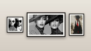 Pared de galería con tres cuadros enmarcados, entre ellos Estilo Parisino y Fieltro negro y corbata roja en degradado
