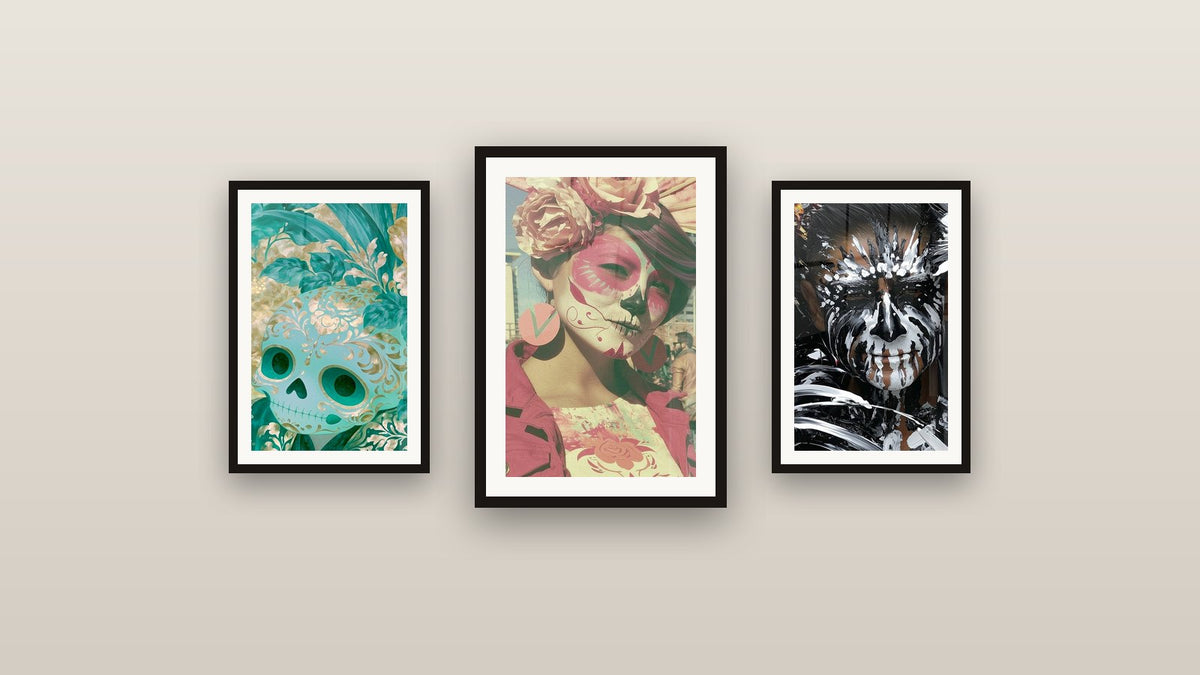 Parete galleria con tre quadri incorniciati