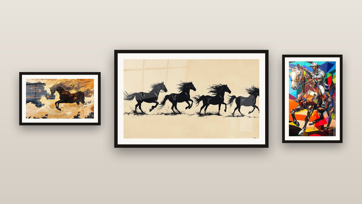 Mur de galerie avec trois tableaux encadrés