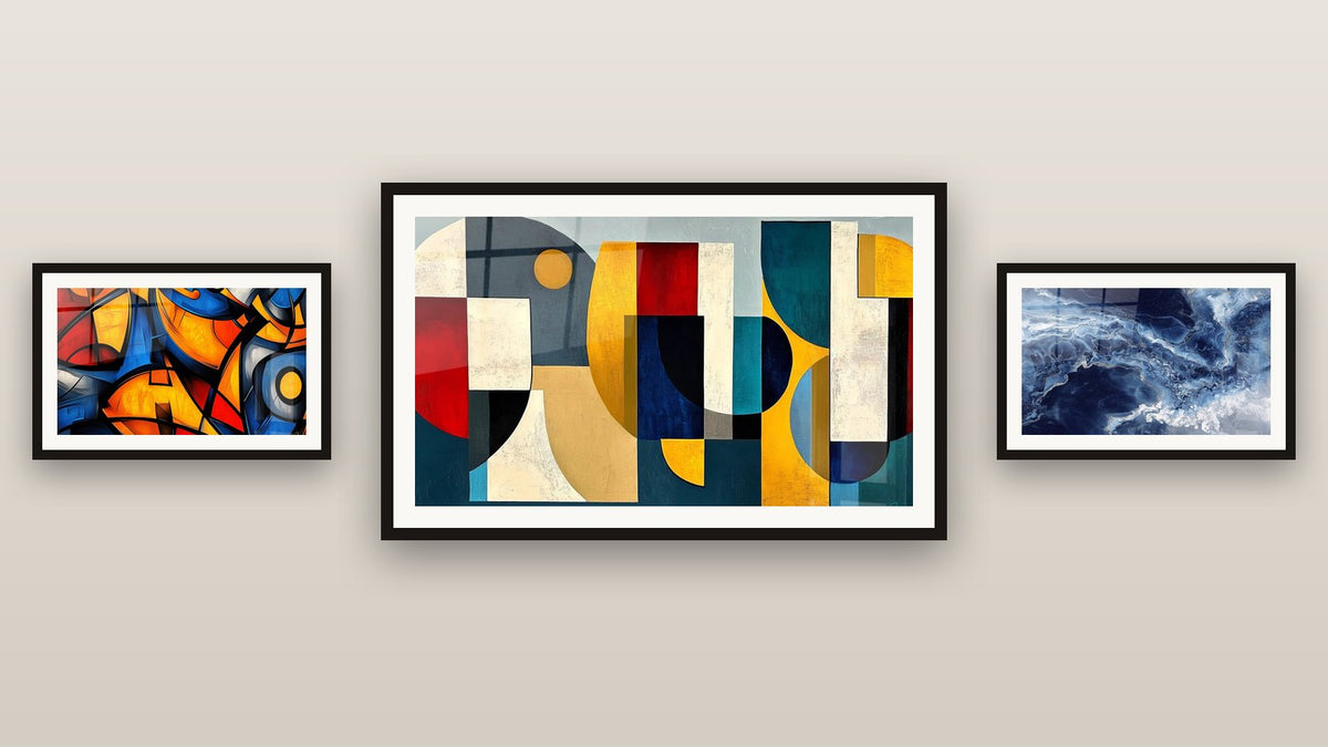 Parete galleria con tre quadri incorniciati, tra cui Sfumature Blu e Venature Dorate Fluide e Forme geometriche colorate di