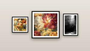 Mur de galerie avec trois tableaux encadrés, dont Fleurs Passion Ardente et Femme Regard Contemplatif