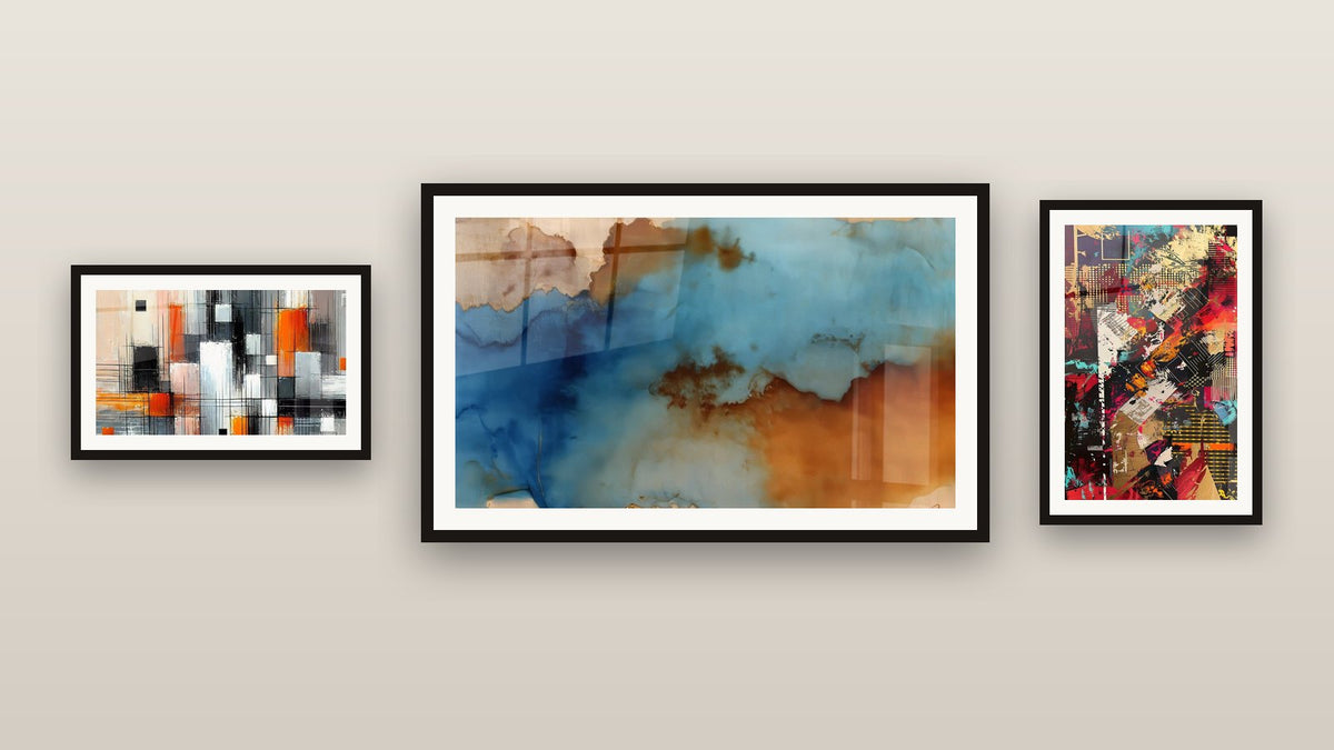 Mur de galerie avec trois tableaux encadrés : Nuages abstraits, Collage urbain et Mécanique des couleurs