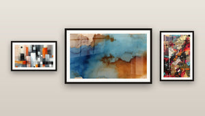Mur de galerie avec trois tableaux encadrés : Nuages abstraits, Collage urbain et Mécanique des couleurs