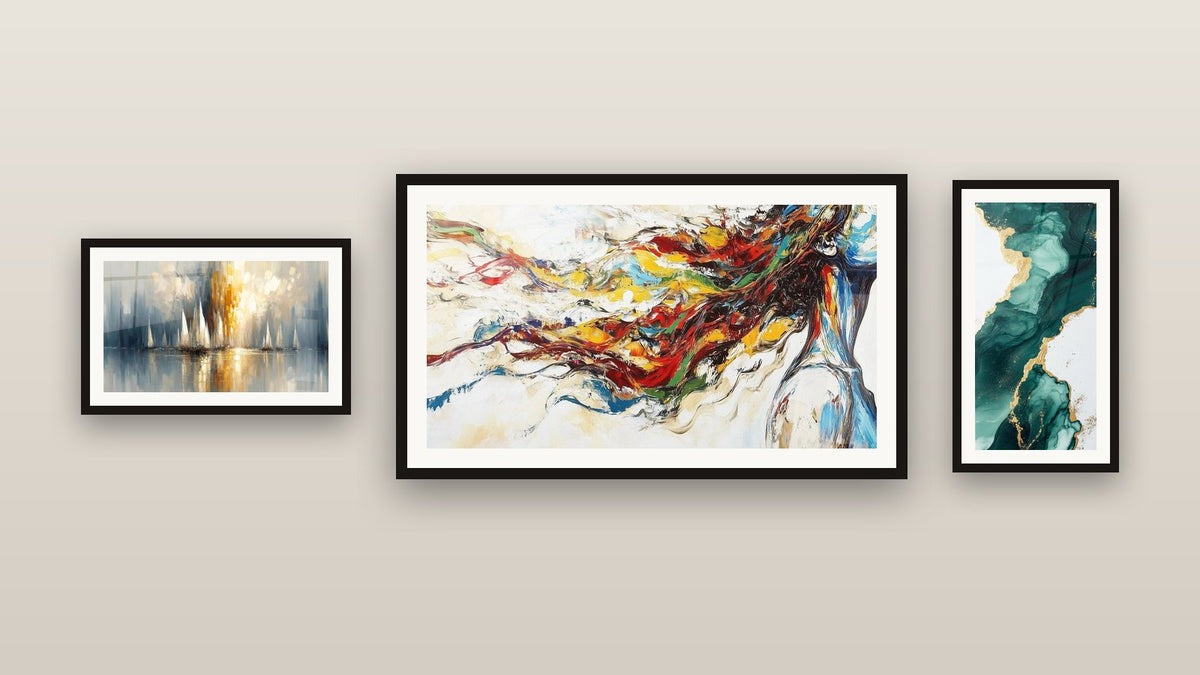 Parete galleria con tre quadri incorniciati: Flusso turchese e oro con venature dorate, Alba sulla Baia e Muse Moderna