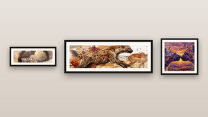 Galerijwand met drie ingelijste schilderijen