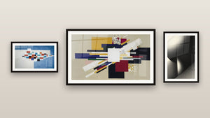 Pared de galería con tres cuadros enmarcados, entre ellos Esfera geométrica y Composición Geométrica Tensión Creativa