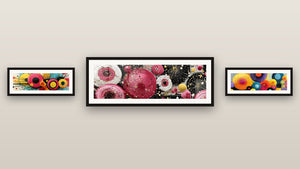 Pared de galería con tres cuadros enmarcados, entre ellos Círculos rosas y dorados estallados
