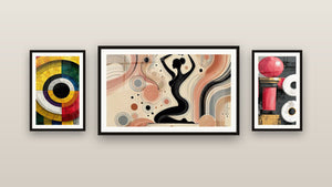 Pared de galería con tres cuadros enmarcados, entre ellos Formas Redondas Rojo y Antracita y Poesía Geométrica