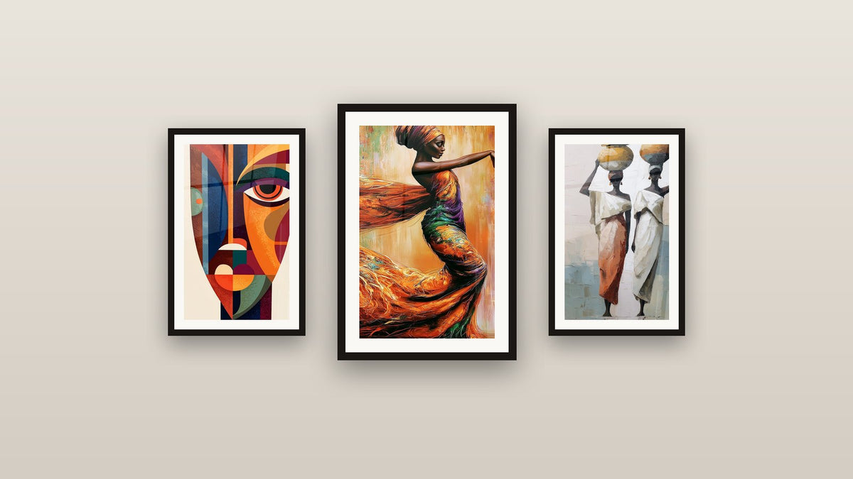 Mur de galerie avec trois tableaux encadrés, dont Femmes Porteuses d'Eau et Visage Géométrique