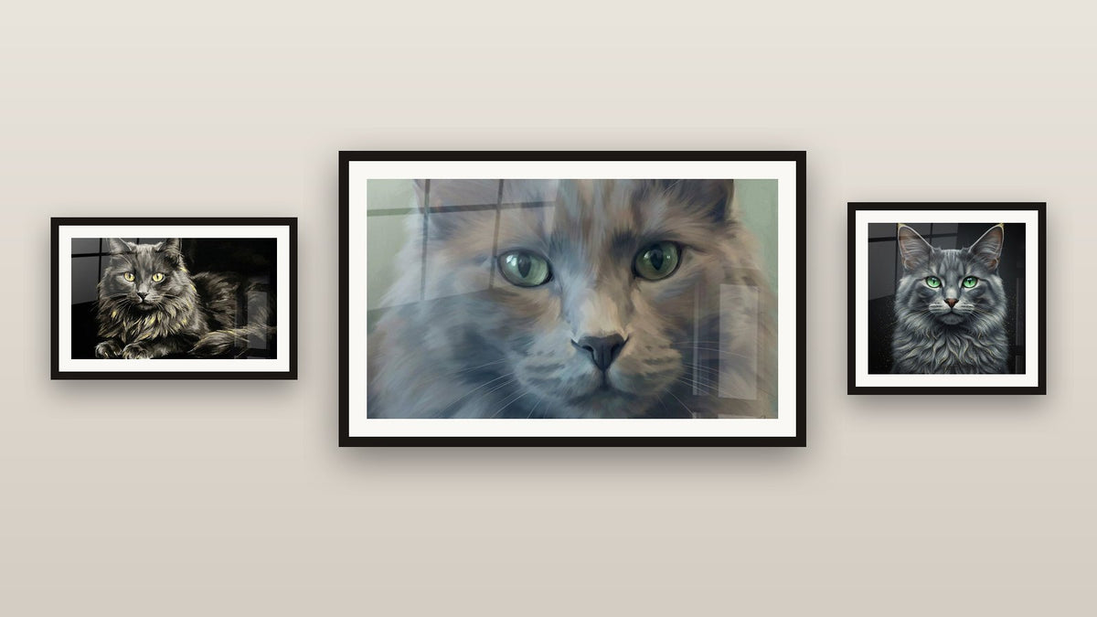 Mur de galerie avec trois tableaux encadrés, dont Chat Nebelung aux Yeux Dorés et Chat Nebelung aux Yeux Verts
