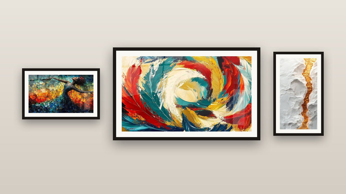 Parete galleria con tre quadri incorniciati, tra cui Metamorfosi Cosmica e Danza Fuoco Liberatrice Rosso