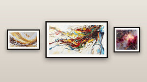 Mur de galerie avec trois tableaux encadrés, dont Muse Moderne
