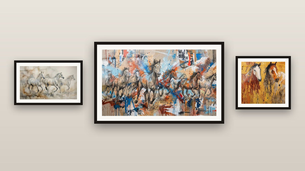 Pared de galería con tres cuadros enmarcados, entre ellos Caballos blancos al galope y Caballos Salvajes