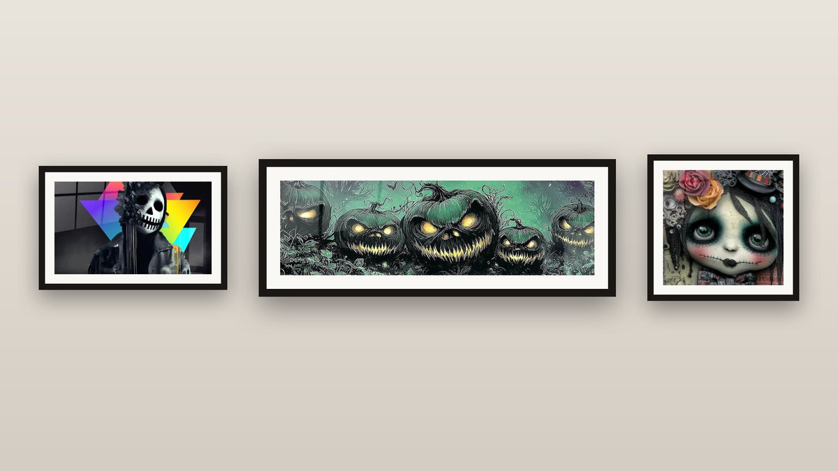 Pared de galería con tres cuadros enmarcados, entre ellos Muñeca Belleza Maldita y Calabazas Centinelas del Reino Oscuro