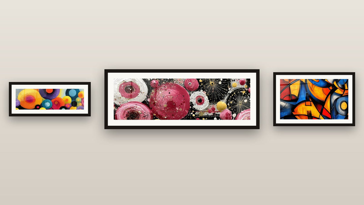 Mur de galerie avec trois tableaux encadrés, dont Cercles roses et dorés éclatés et Formes géométriques colorées