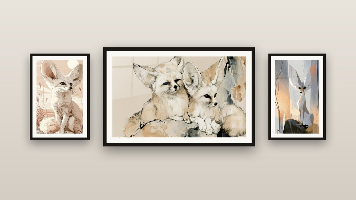 Mur de galerie avec trois tableaux encadrés, dont Fennec blanc et orange parmi les roseaux