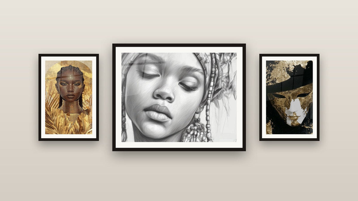 Parete galleria con tre quadri incorniciati, tra cui Volto Pace delle trecce sacre e Donna Africana Dorata