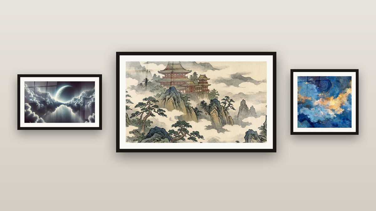 Mur de galerie avec trois tableaux encadrés, dont Nuages dorés et Nuages Lunaires