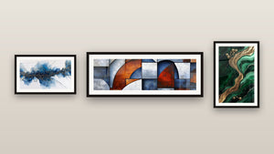 Pared de galería con tres cuadros enmarcados, entre ellos Formas geométricas circulares