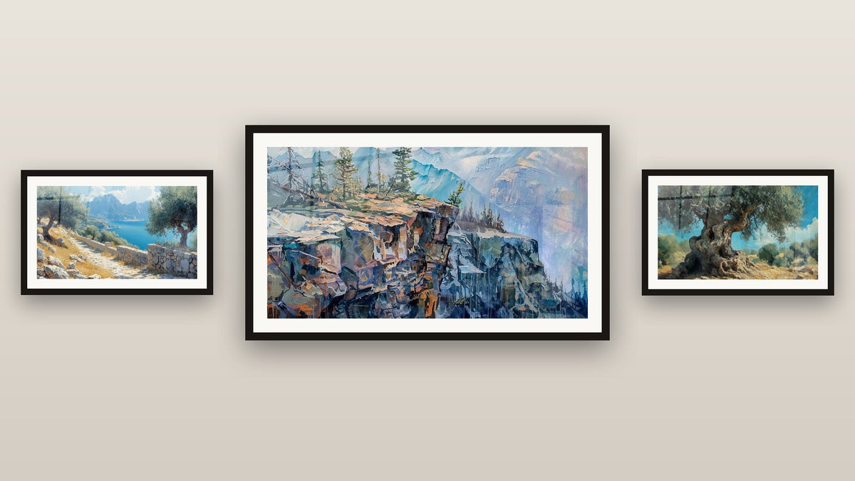 Galerijwand met drie ingelijste schilderijen, waaronder Berglandschap en Olijfpad