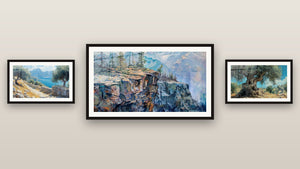 Pared de galería con tres cuadros enmarcados: Paisaje montañoso, Sendero de Olivos y Olivo Milenario
