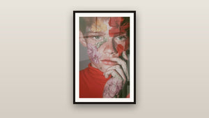 Ingelijst schilderij aan een muur: Portret Botanische fusie