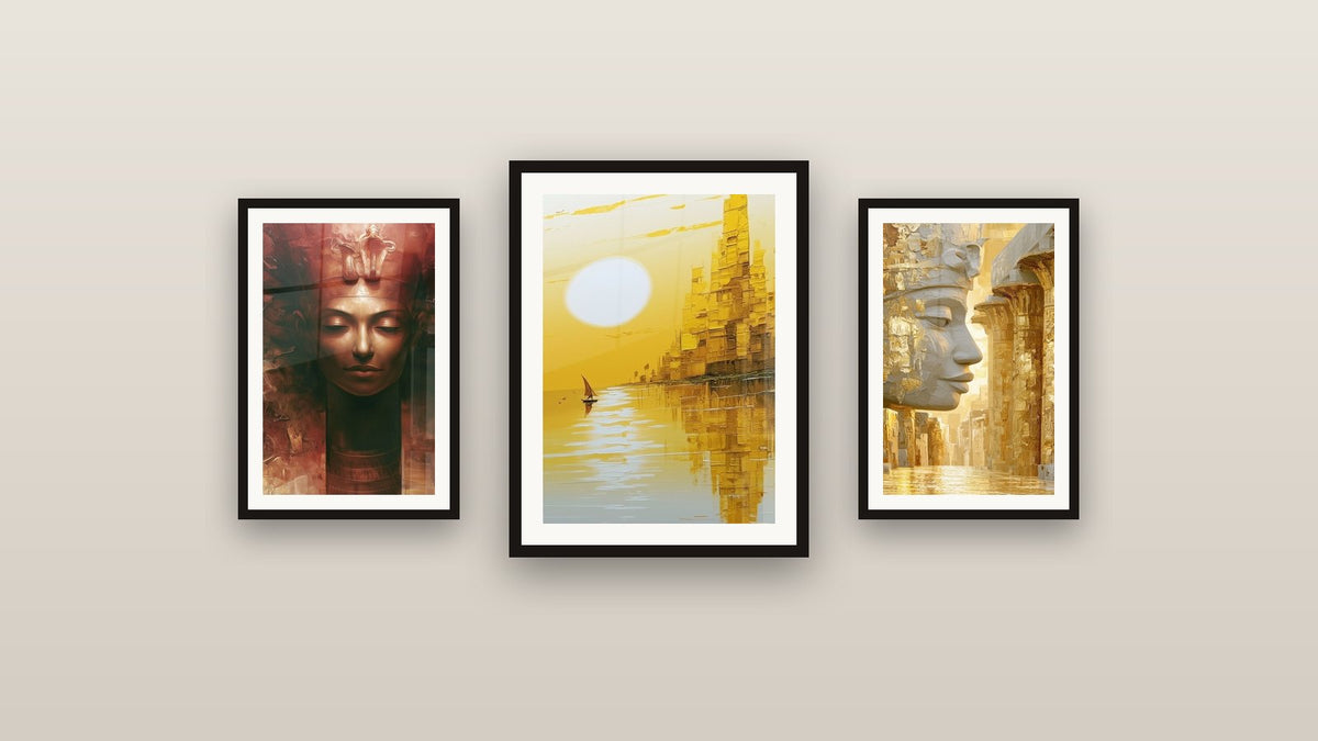 Mur de galerie avec trois tableaux encadrés, dont Skyline doré au bord du Nil et Pharaonne dorée et rouge cobra frontal