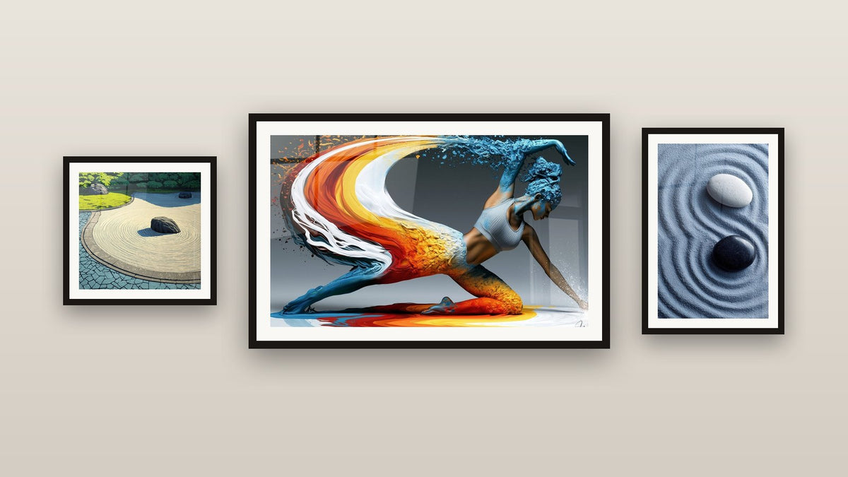 Parete galleria con tre quadri incorniciati, tra cui Yogini che fonde colori blu e arancione