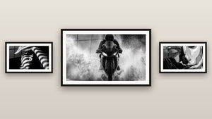 Galerijwand met drie ingelijste schilderijen: Motorsport, Vrouw Gestreepte Schaduwen en Wanddecoratie Vrouwengezicht Spiegel