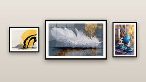 Galerijwand met drie ingelijste schilderijen