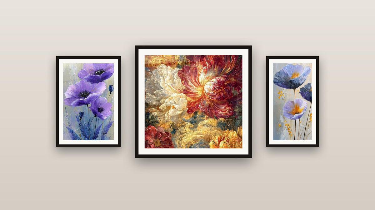 Mur de galerie avec trois tableaux encadrés, dont Fleurs Passion Ardente et Coquelicots mauves aux cœurs dorés
