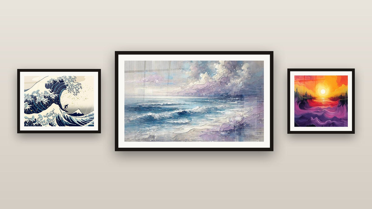 Mur de galerie avec trois tableaux encadrés : Grande Vague Surfeur, Vagues de Lavande et Vagues Violettes