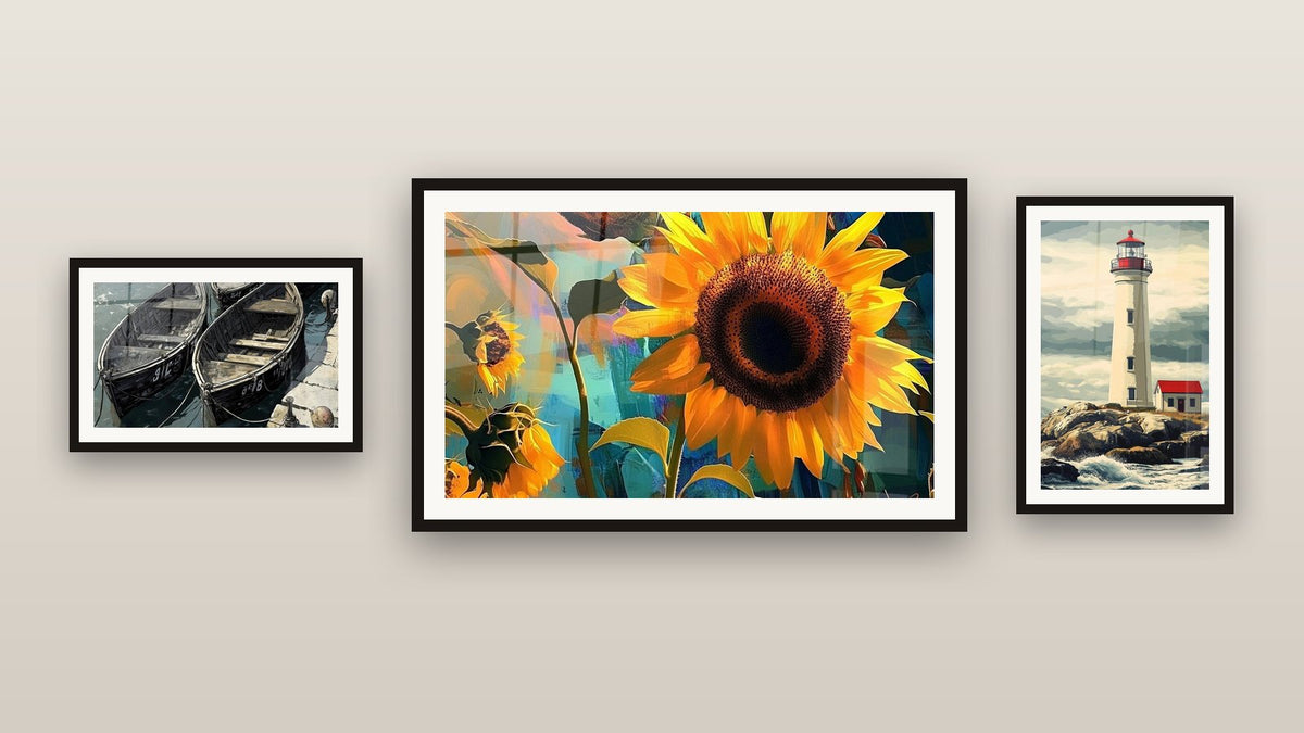 Mur de galerie avec trois tableaux encadrés : Port N°2, Tournesol N°1 et Phare N°3
