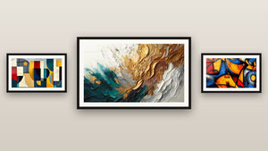 Pared de galería con tres cuadros enmarcados, entre ellos Trazos en Oro y Jade y Formas geométricas coloridas
