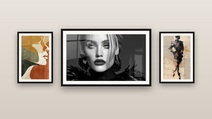 Pared de galería con tres cuadros enmarcados, entre ellos Retrato Mujer y Perfil Femenino Ocre y Terracota Refinado