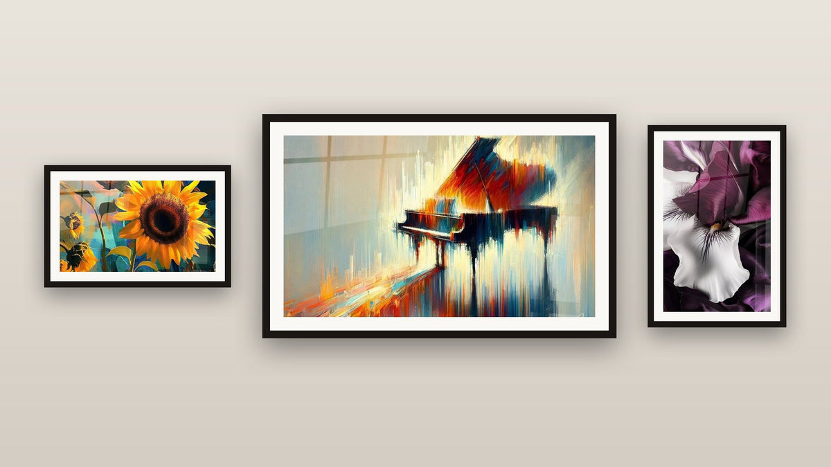 Pared de galería con tres cuadros enmarcados, entre ellos Piano Soñador y Girasol N°1