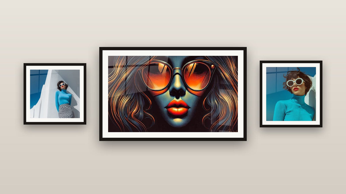 Mur de galerie avec trois tableaux encadrés, dont Lueur de Nuit et Femme pull turquoise jupe damier