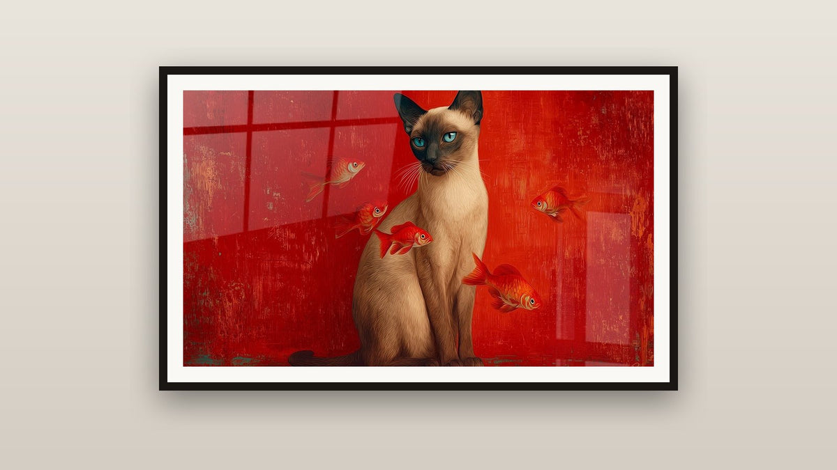 Cuadro enmarcado en una pared: Gato Tonkinés y Peces Rojos