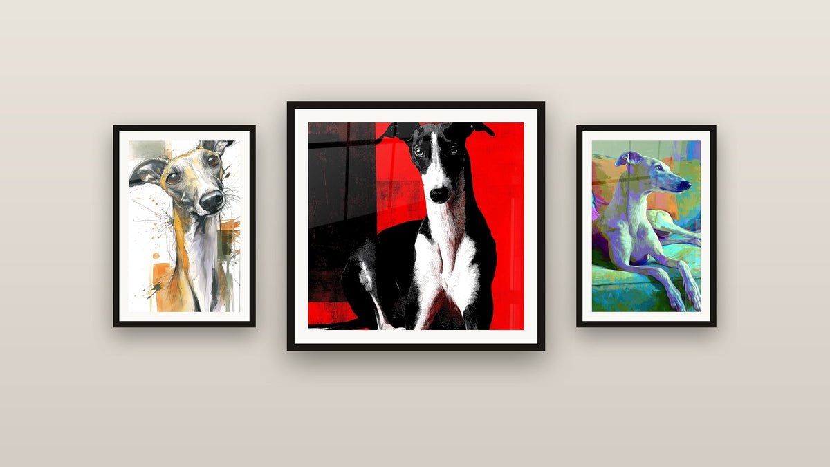 Galeriewand mit drei gerahmten Gemälden, darunter Whippet Aquarell Ocker und Schwarz