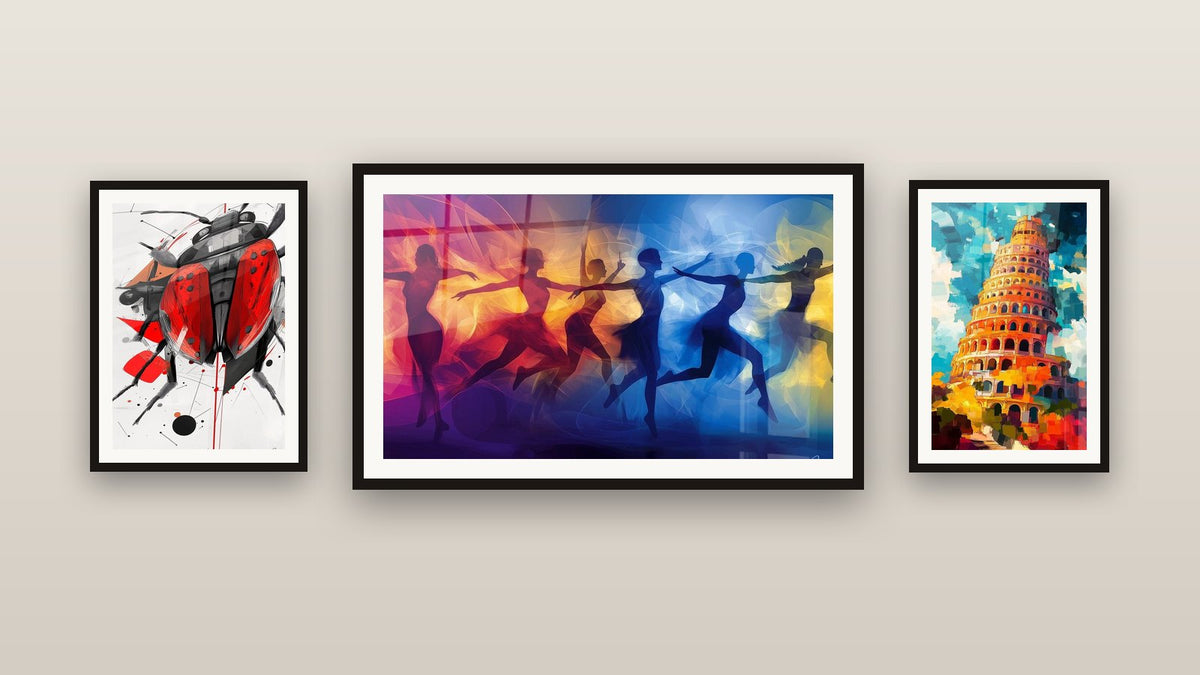 Mur de galerie avec trois tableaux encadrés
