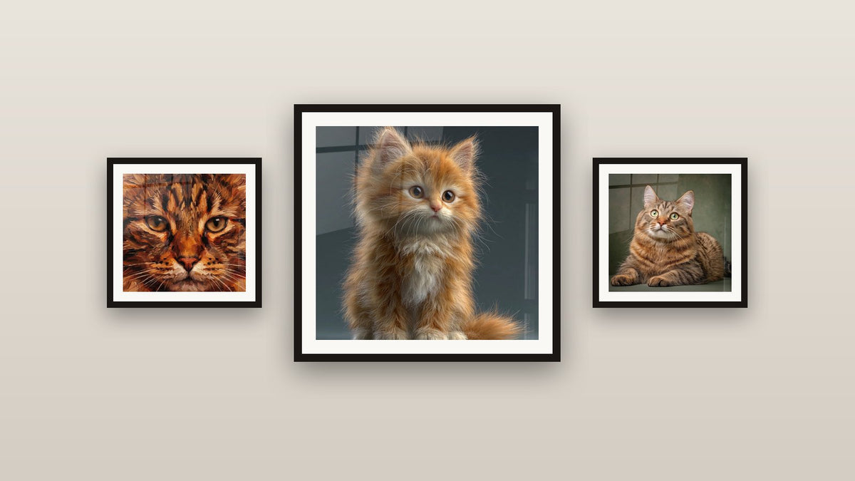 Ściana galeryjna z trzema obrazami w ramach, w tym Portret Kota Rudego i Kotek American Bobtail Rudobrunatny