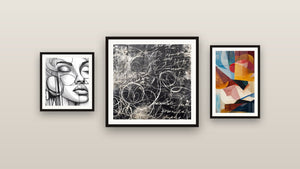 Galerijwand met drie ingelijste schilderijen: Abstracte geometrische vormen, Kalligrafie abstract en Vrouwenlichaam