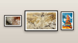 Mur de galerie avec trois tableaux encadrés, dont Inspiré par Le Tub de Edgar Degas N°1