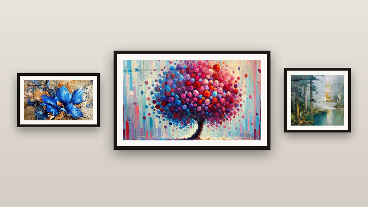 Mur de galerie avec trois tableaux encadrés, dont Arbre de Joie et Fleur abstraite bleue