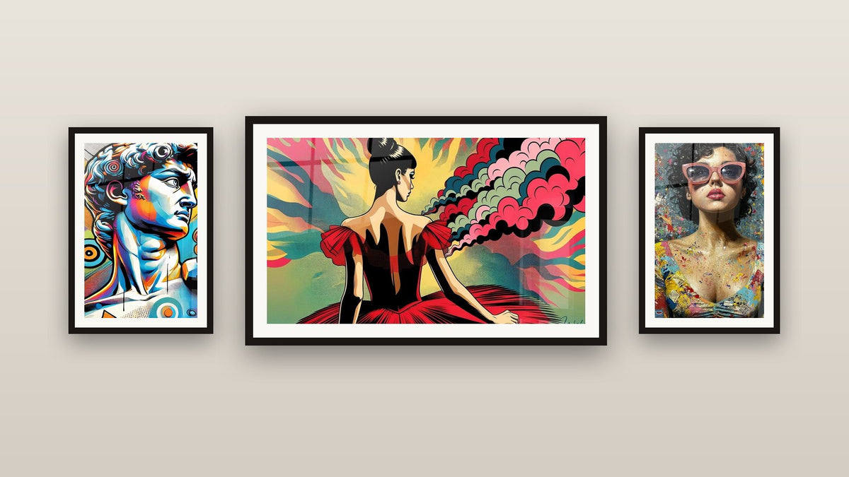 Parete galleria con tre quadri incorniciati, tra cui Rinascimento Pop e Sfolgorio Pop